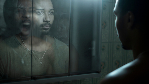 Spiegelbild eines Mannes, der sich seinen inneren Ängsten und Emotionen stellt – Symbol für Selbstreflexion.