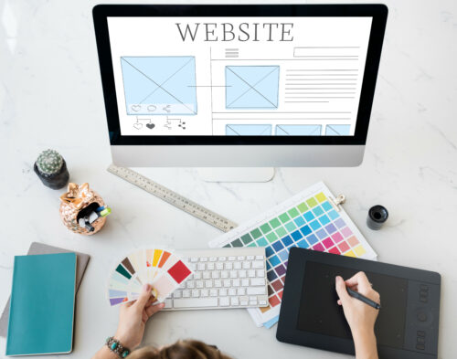 Frau arbeitet mit Farbpalette und Grafikdesign-Tablet an Website Coaching, Webdesign und Personal Branding.